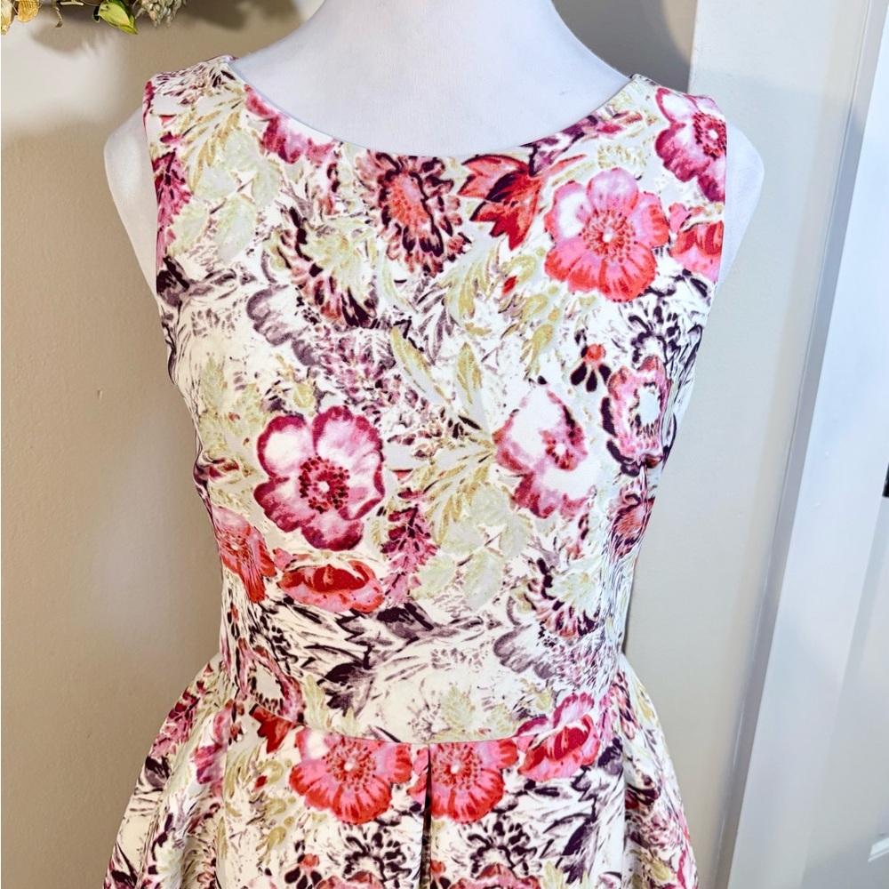 JUST TAYLOR Scuba Floral Pleated
Fit-and-Flare Dress w/ Pockets Sz 2🧡 - Picture 3 of 11